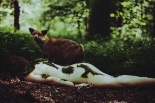 On ne vous le cache pas, quand on est tombé sur les photos de Laura Makabresku, la première réaction du Type ça a été : « Tiens, encore une. »

Une de ces photographes semi-pro-amateur-merci-papa-maman-pour-l'appareil-photo qui peuplent Internet. De celles qui font des photos un peu vintage mais pas trop, avec un grain et une lumière douce, du flou artistique, des couchers de soleil, la Nature, et des gros plan. C'est important les gros plans.