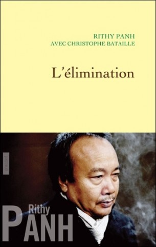 "Il n' y a pas de mots pour dire ce qui blesse" nous dit Rithy Panh dans L'Élimination, le livre qu'il a écrit en collaboration avec Christophe Bataille. Le cinéaste  avait 13 ans lorsque les khmers rouges sont entrées dans Phnom Penh, s'en sont suivie quatre années de terreur, de tortures, de famine et de morts. Il y a deux pans dans ce roman; les souvenirs de Rithy Panh bien sûrs, nombreux aux apparences de mauvais rêves mais aussi les entretiens qu'il mène avec Kaing Guek Eav, dit Duch, directeur de  la prison S21 où plus de 12 380 personnes furent torturées et tuées, des entretiens dans lesquels les crimes prennent toutes leur réalité.