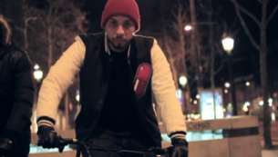 C'est le retour de l'enfant prodigue du rap français ! Disiz, anciennement Disiz la peste, est un rappeur français découvert par Joey Star grâce à son maxi Bête de bombe. Mais ce sont Je pète les plombs, titre sorti en 2000, mais aussi sa participation à la B.O de Taxi 2 qui le font connaître au public.