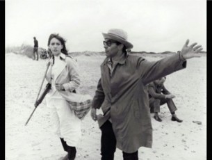 "Un jour de juin 1966, j'écrivis une courte lettre à Jean-Luc Godard adressée aux Cahiers du cinéma, 5 rue Clément-Marot, Paris8e. Je lui disais avoir beaucoup aimé son dernier film, Masculin Féminin. Je lui disais encore que j'aimais l'homme qui était derrière, que je l'aimais lui". Ainsi commence Une Année Studieuse, le dernier roman d' Anne Wiazemsky...
