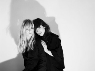 Si on peut déceler une certaine légèreté dans la musique de Darkness Falls, toute lueur d'espoir disparaît sur scène. En tournée pour "Alive in us", leur premier album (produit par Trentemoller), le duo danois (plus un bassiste de session, aussi chargé des chœurs) s'est produit à l'Iboat le 26 Octobre. Bien évidemment, Le Type y était...