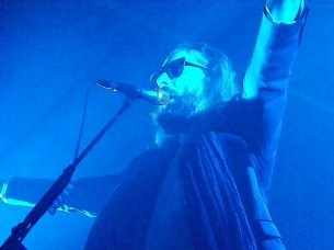 Le 23 Octobre 2012, Sébastien Tellier était au Rocher de Palmer et il nous a offert bien plus qu'un concert.

Fidèle à lui même – costard, écharpe, lunettes de soleil – il est apparu sur scène tel le Prophète, dans un rayon de lumière, en haut des escaliers. À ses côtés, un batteur et un mec qui ressemble à Mozart qui s'occupera de toute la partie instrumentale. C'est tout...