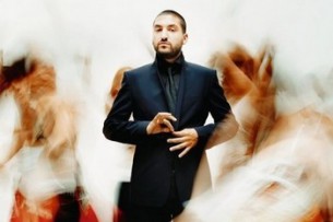 En tournée depuis le 24 juin, et après avoir parcouru cet été les scènes de toute la France, le trompettiste franco-libanais est arrivé à Bordeaux pour présenter son dernier album, Wind, sorti ce mardi 6 novembre. Après le succès incontestable de son triptyque musical (Diasporas en 2007, Diachronism en 2009 et Diagnostic en 2011), Ibrahim revisite ses genres pour encore plus d’émotions et nous offre un concert participatif et fort en émotions...